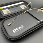 Dunkle Verpackung eines Headset der Marke DPA, das Headset ist golden und sehr zart. DPA 4488 Headset Mikrofon