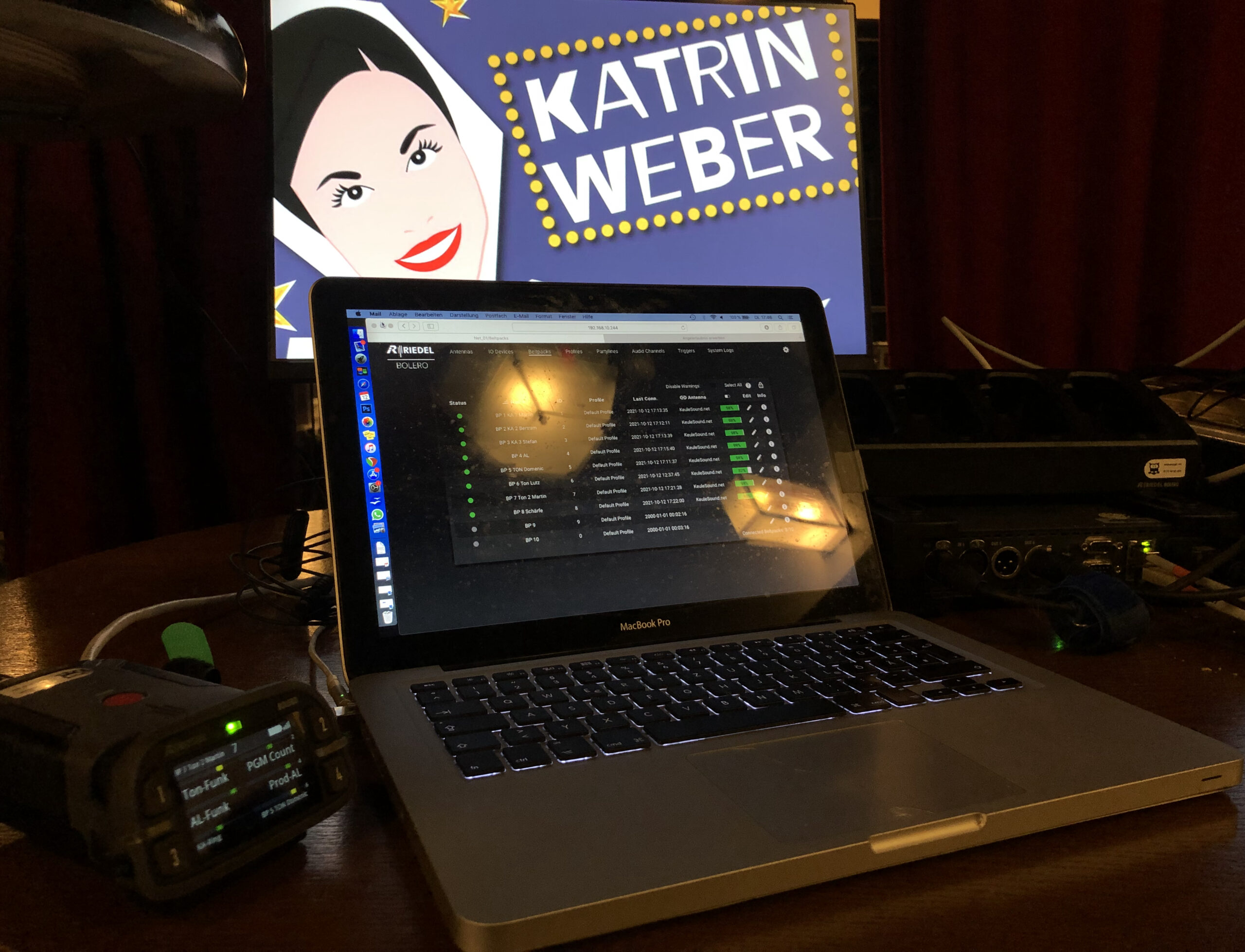 ein Bildschirm mit der Grafik der Katrin Weber Late Night Show, davor ein Laptop. Katrin Weber Late Night.