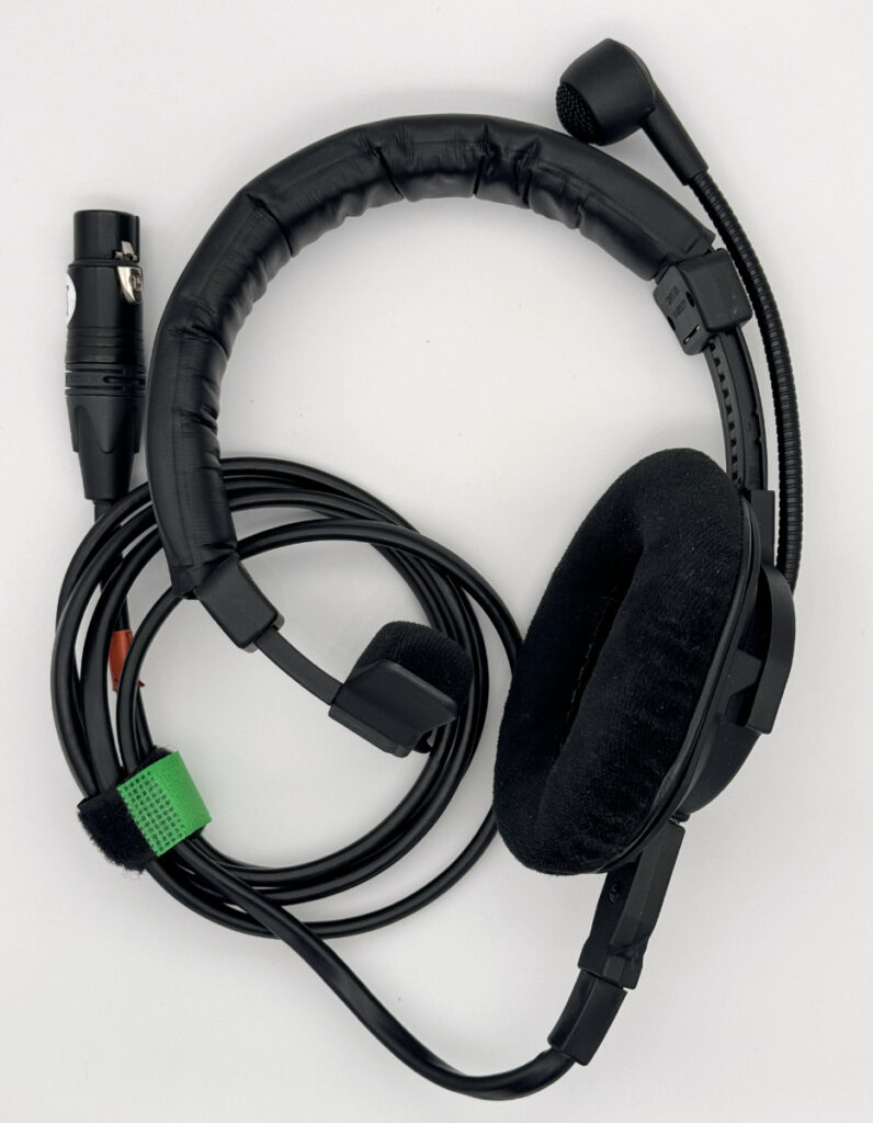 Ein Headset Mittelschwer mit einem Kopfhörer und Mikrofon sowie einem Anschlusskabel